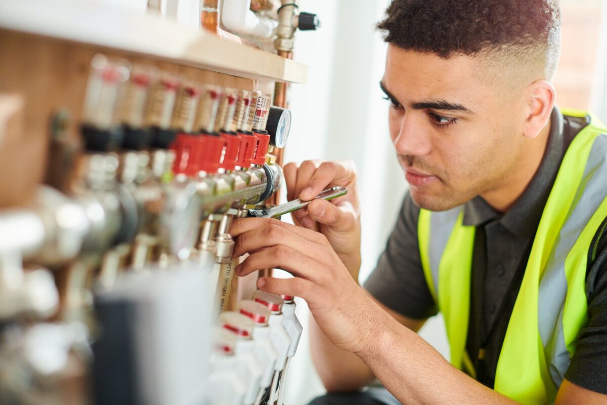 Supplier fixes a gas pipe